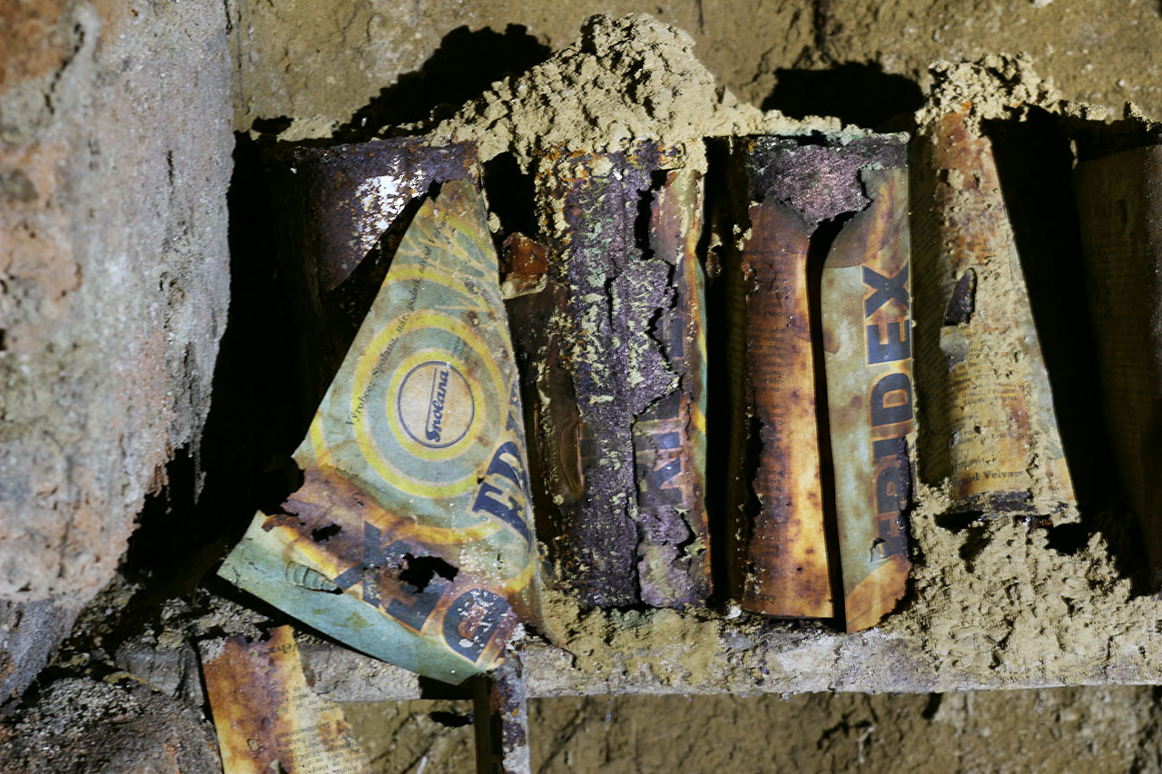 Spolana Neratovice patřila a stále patří mezi největší české chemičky, vyrábějící širokou škálu produktů. Třeba nemrznoucí směs Fridex, kterou si tu uložil neznámý motorista už před desítkami let. Stále ještě nezmrzla.