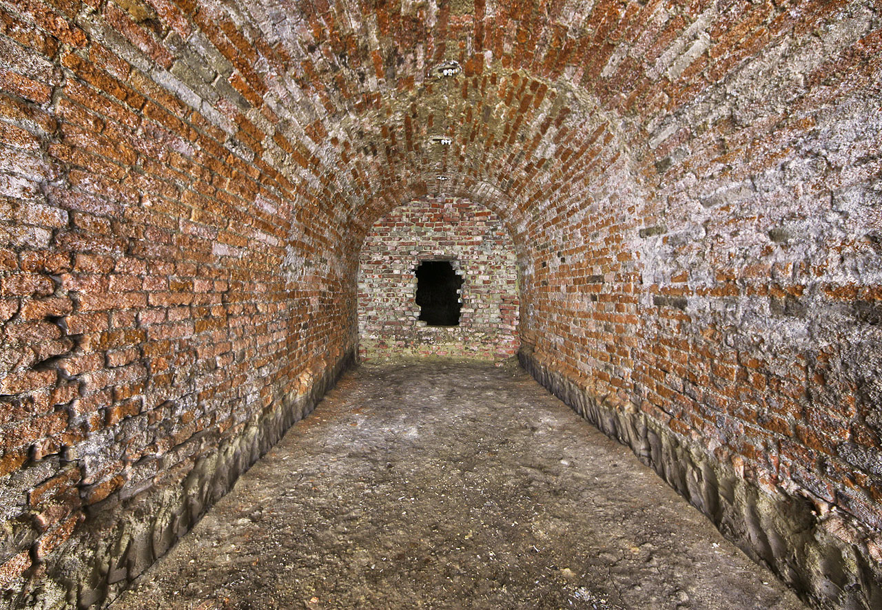 Třetí příčka pomyslného písmene T se noří hlouběji pod masiv Žlutého kopce. Chodba končí sekundární zazdívkou, za níž následuje zadní část sklepení, v průběhu 20. století připojená ke sklepení za sousedním domem č. 62.