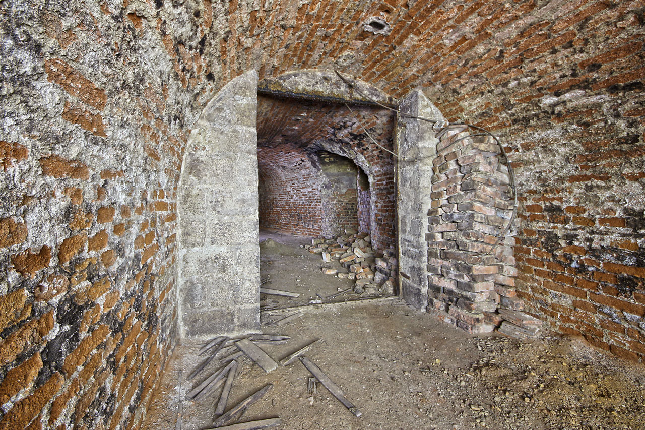 Za spojovací chodbou k západu se nachází nejhlubší část sklepení, oddělená zdmi z betonových bloků na místě někdejších dveří.