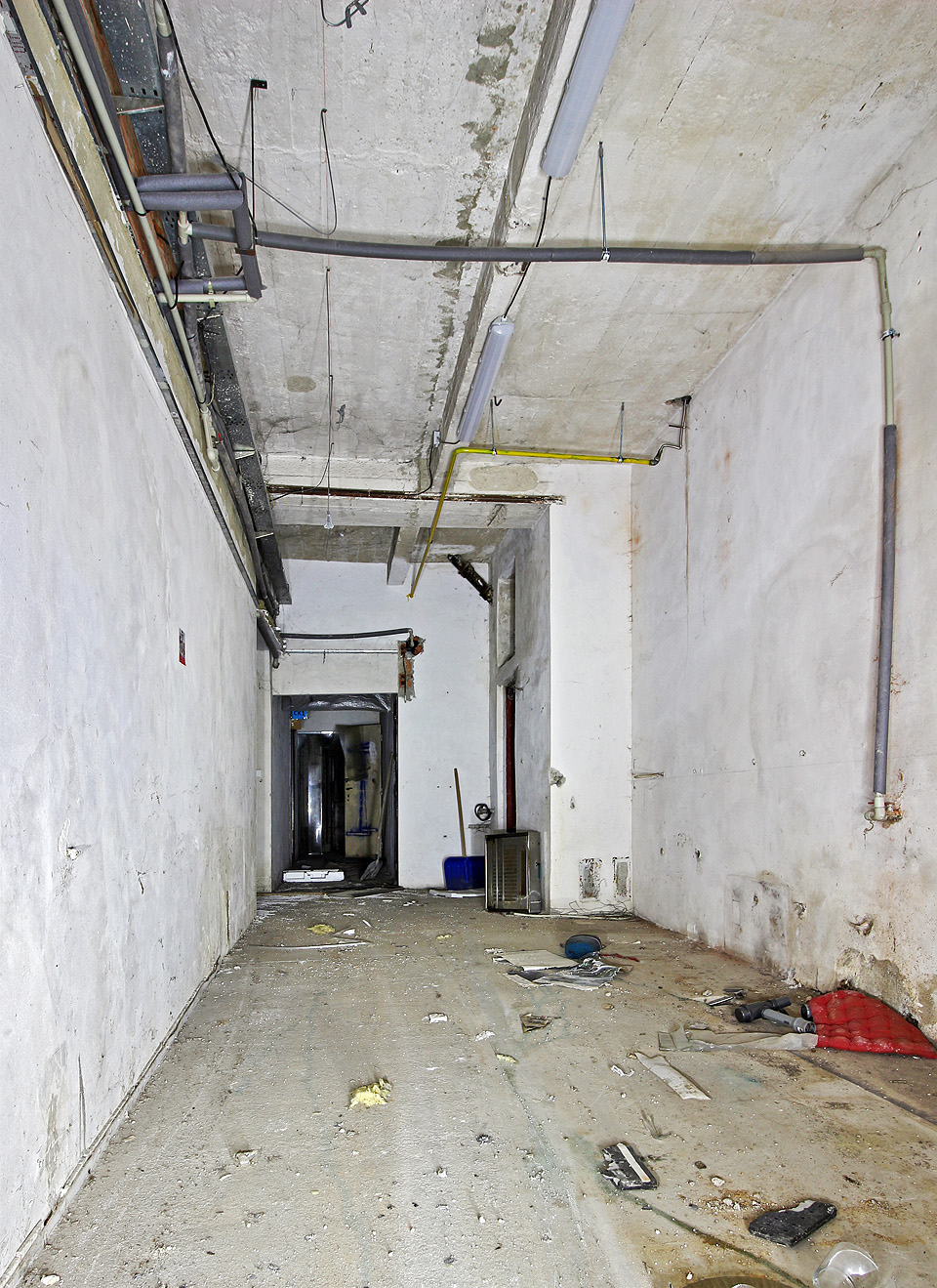 Díky důkladné rekonstrukce sklepů pod domem není jasné, zda byly sklepy někdy (např. v období 2. světové války, kdy byly sklepy navzájem propojovány pro možnost úniku v případě bombardování) propojeny se sklepy sousedních domů. V tomto případě se kloníme k názoru, že spíš ne.