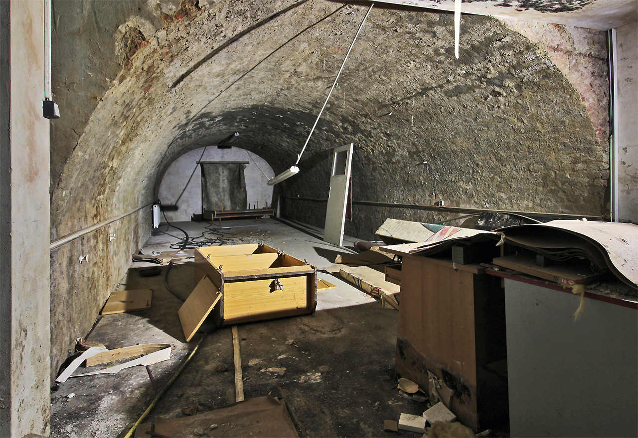 Zde opouštíme prostor pod domem a vstupujeme pod zahradu, jež byla kdysi vinicí. Právě kvůli ní tento sklep vzniknul. Do budoucna se z ní nejspíš stane parkoviště.