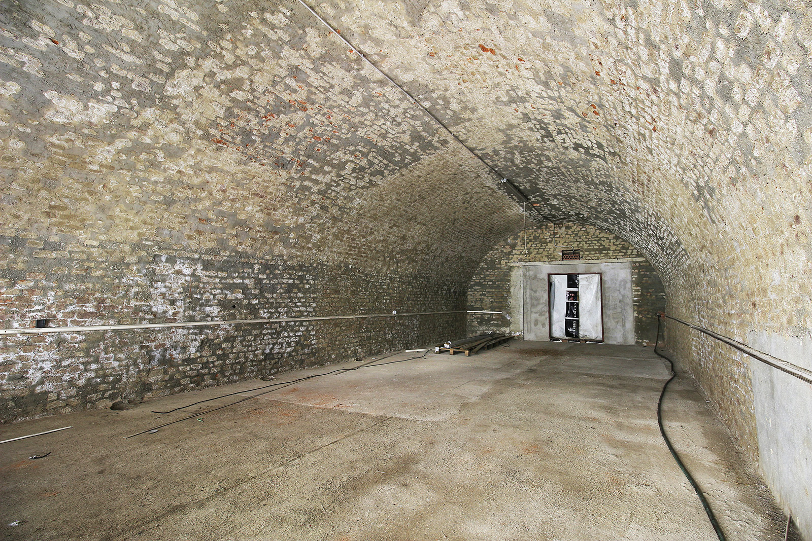 Pohled zpět k ulici. Ani zde nenacházíme ve zdivu stěn žádnou památku po zazděném průchodu. Vypadá to skoro, že sklep nebyl propojen se zbytkem labyrintu za ulicí Hlinky.