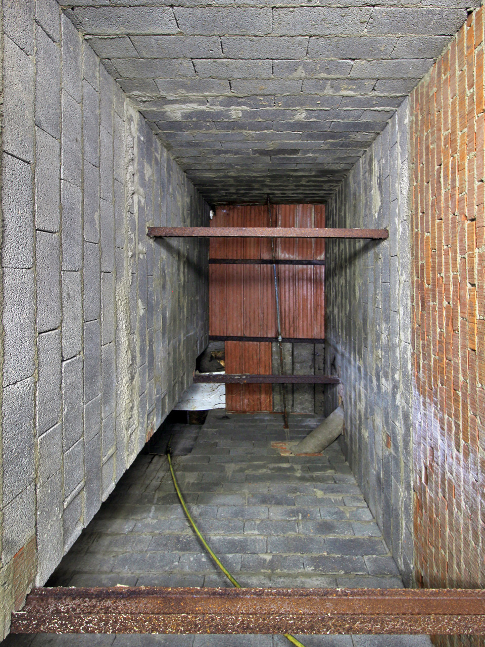 A to je konec, přátelé. Šachtu, vyzděnou z moderních betonových bloků, zařazujeme na základě odhadu někam do okolí roku 2000. K čemu přesně měla sloužit, nevíme. Ale to už je teď nakonec stejně jedno…