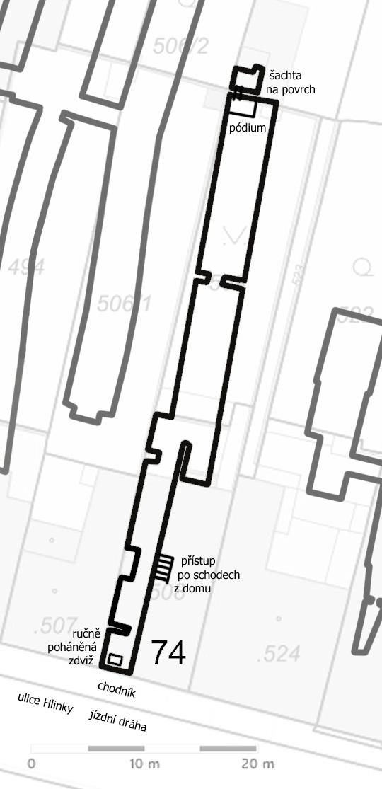 Přibližný plánek sklepů pod domem 74 v kontextu okolních sklepení na ulici Hlinky.
