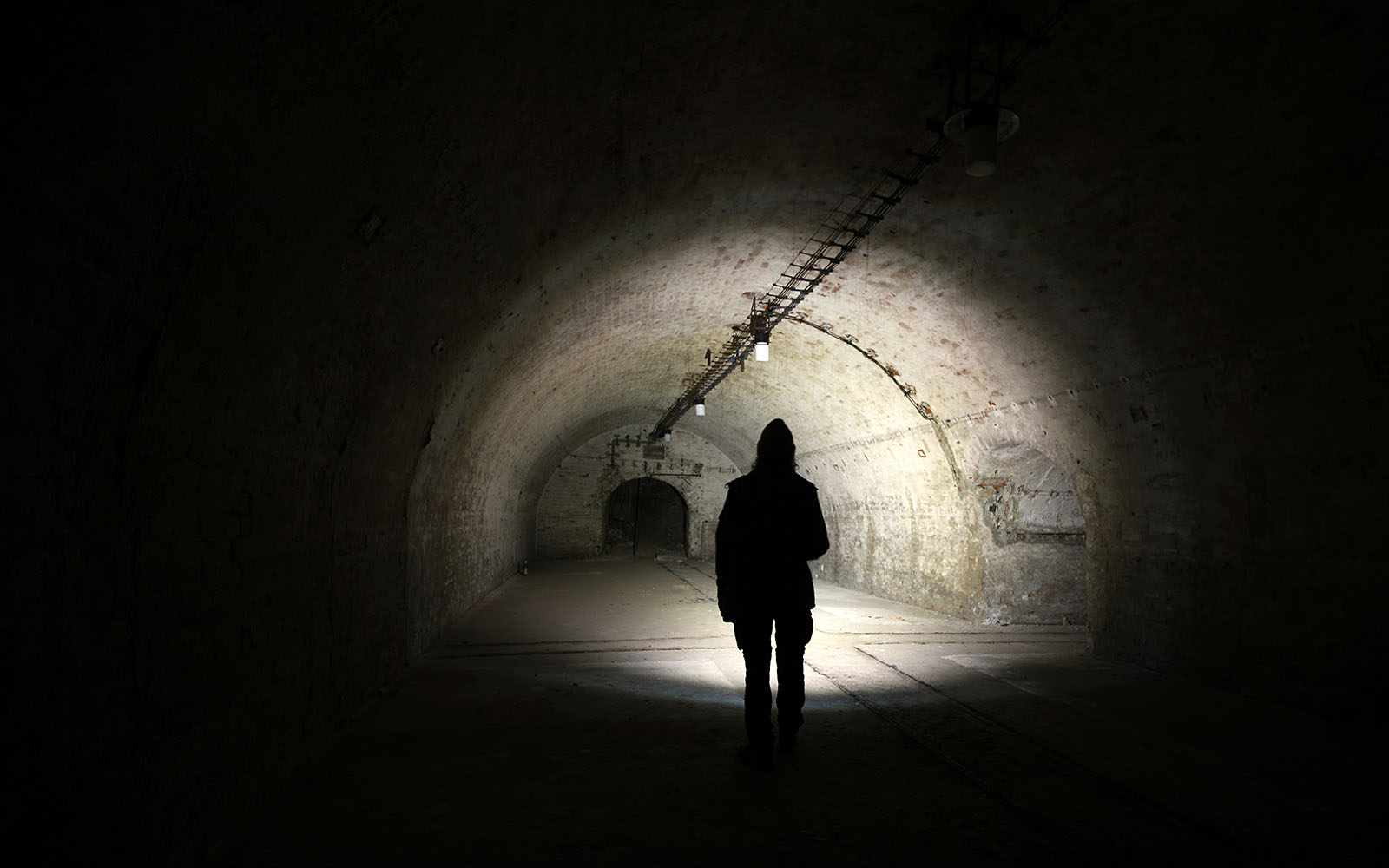 Odvážná školačka sestoupila zhroucenou chodbou pod zem do míst, kam posledních 20 let nevkročila lidská noha. Nemůže uvěřit svým očím při pohledu na úzkokolejnou trať pod povrchem Brna.