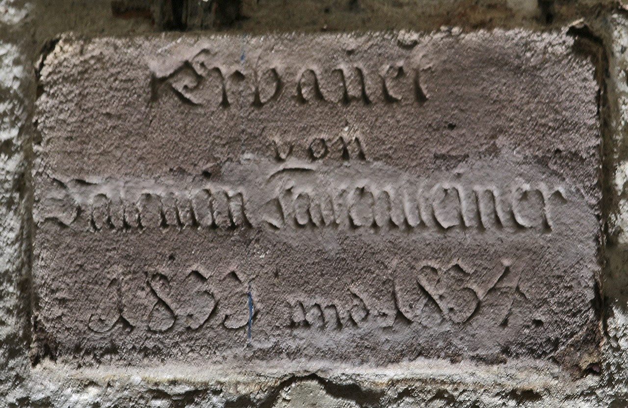 Na poškozené kamenné desce s vročením nad vstupem do hlavního sálu čteme s troškou fantazie: Erbauet von Valentin Falkensteiner 1833 und 1834. Přesto, že si nemůžeme být jistí, letopočty dobře zapadají do Falkensteinerovy kariéry – v roce 1829 si totiž pozdější brněnský velkopodnikatel otevřel svůj první obchod na dnešní Masarykově ulici.