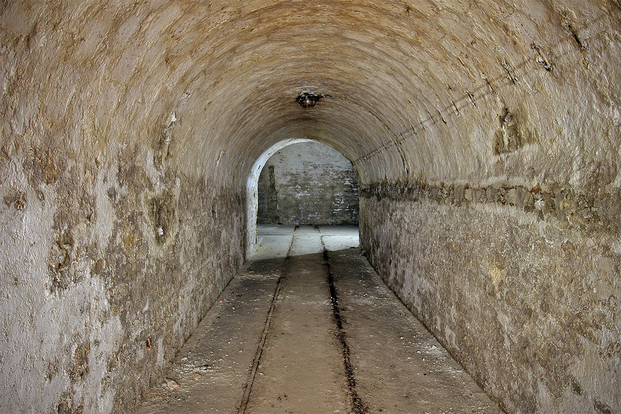Spojovací chodba připomínající zmenšený železniční tunel je široká přesně 2 m. Tedy právě tolik, aby se kolem vozíku naloženého vínem na jižní straně prosmýkl člověk.