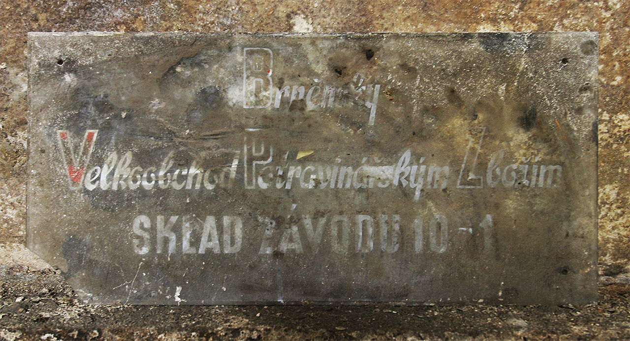 Skleněná leptaná cedule Brněnský Velkoobchod Potravinářským Zbožím svědčí o využívání vinných sklepů ještě v období raně socialistických koncernů. Národní podnik BVPZ se později transformoval na Potraviny Brno.