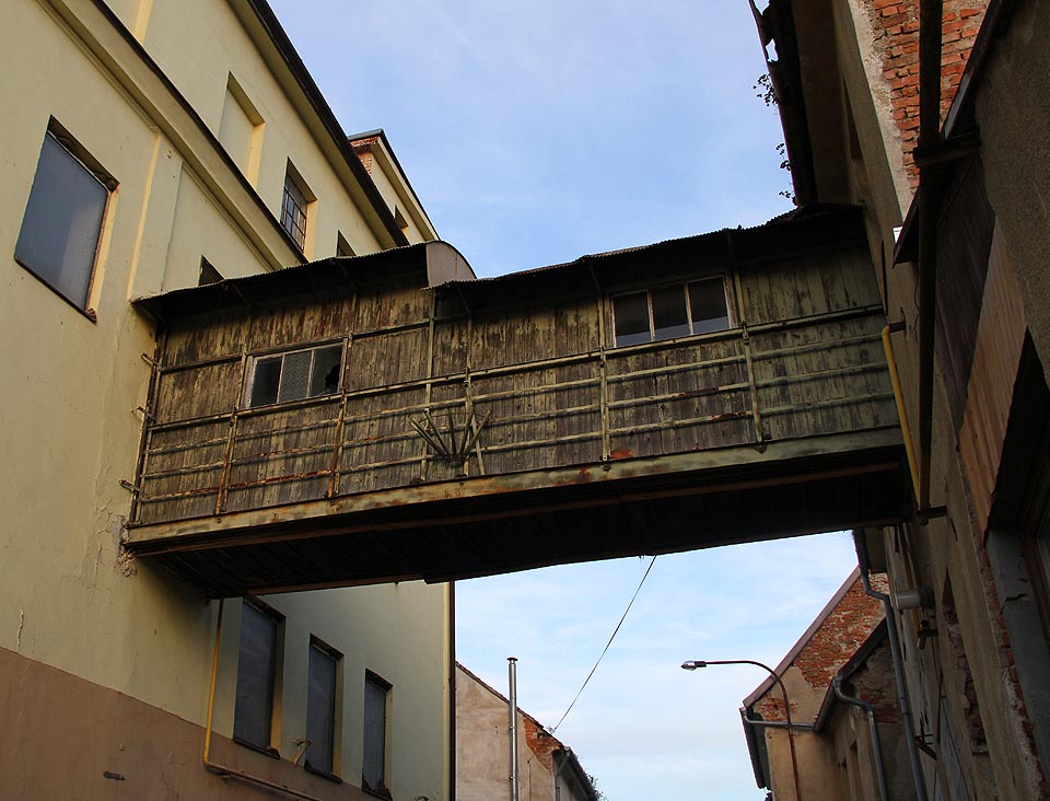 Protože se škrobárna nachází na obou stranách ulice, bylo nutné provozy propojit krytou lávkou, která je dnes dominantním vizuálním prvkem areálu.
