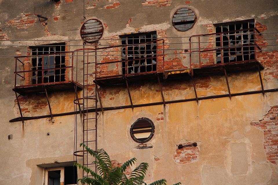 Smutná a slepá okna škrobárny se přes svůj jistý konec snaží udžet strojeně hrozivým výrazem alespoň kousek své někdejší důstojnosti.