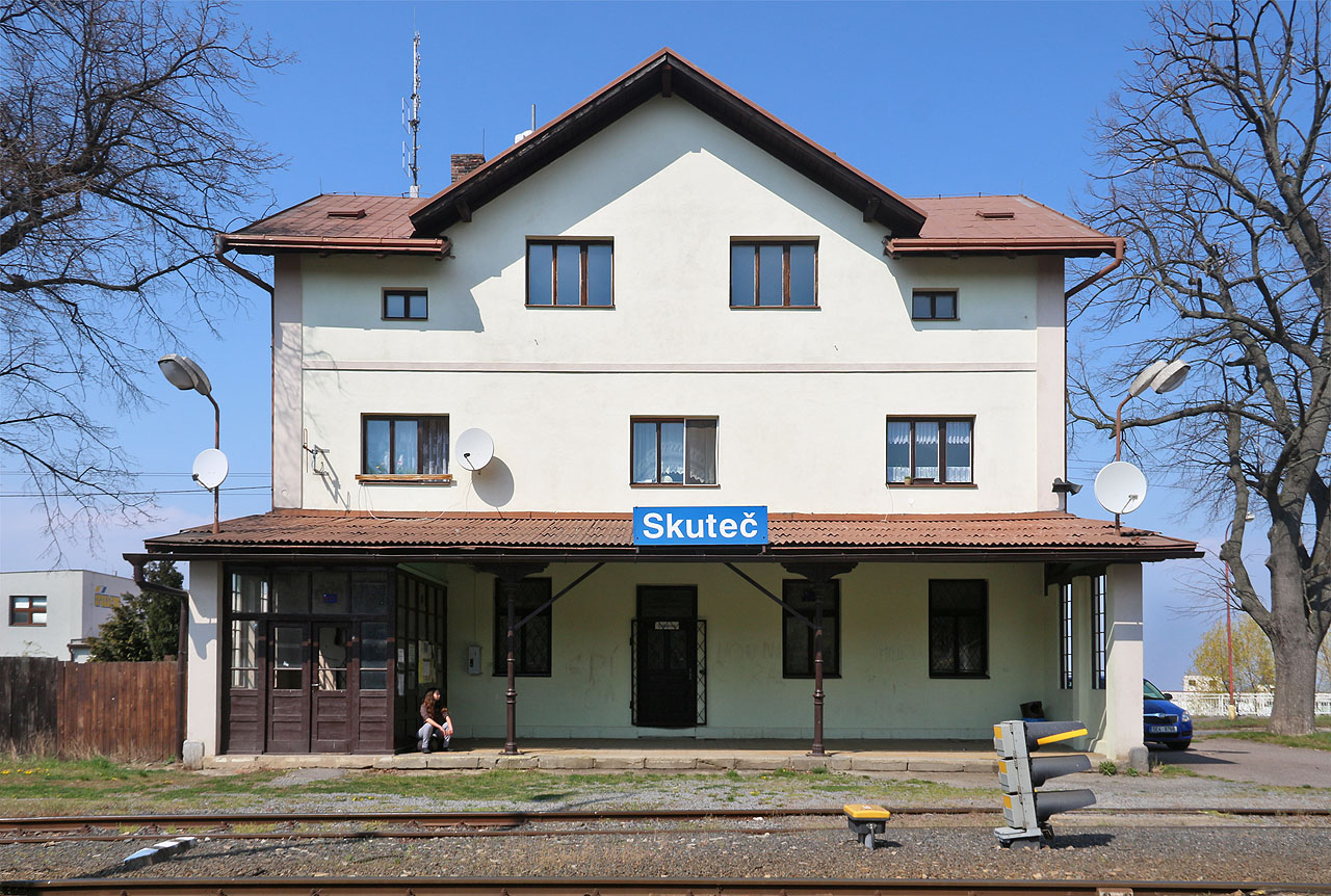Vstup do čekárny výpravní budovy ve Skutči kryje ocelová mříž.
