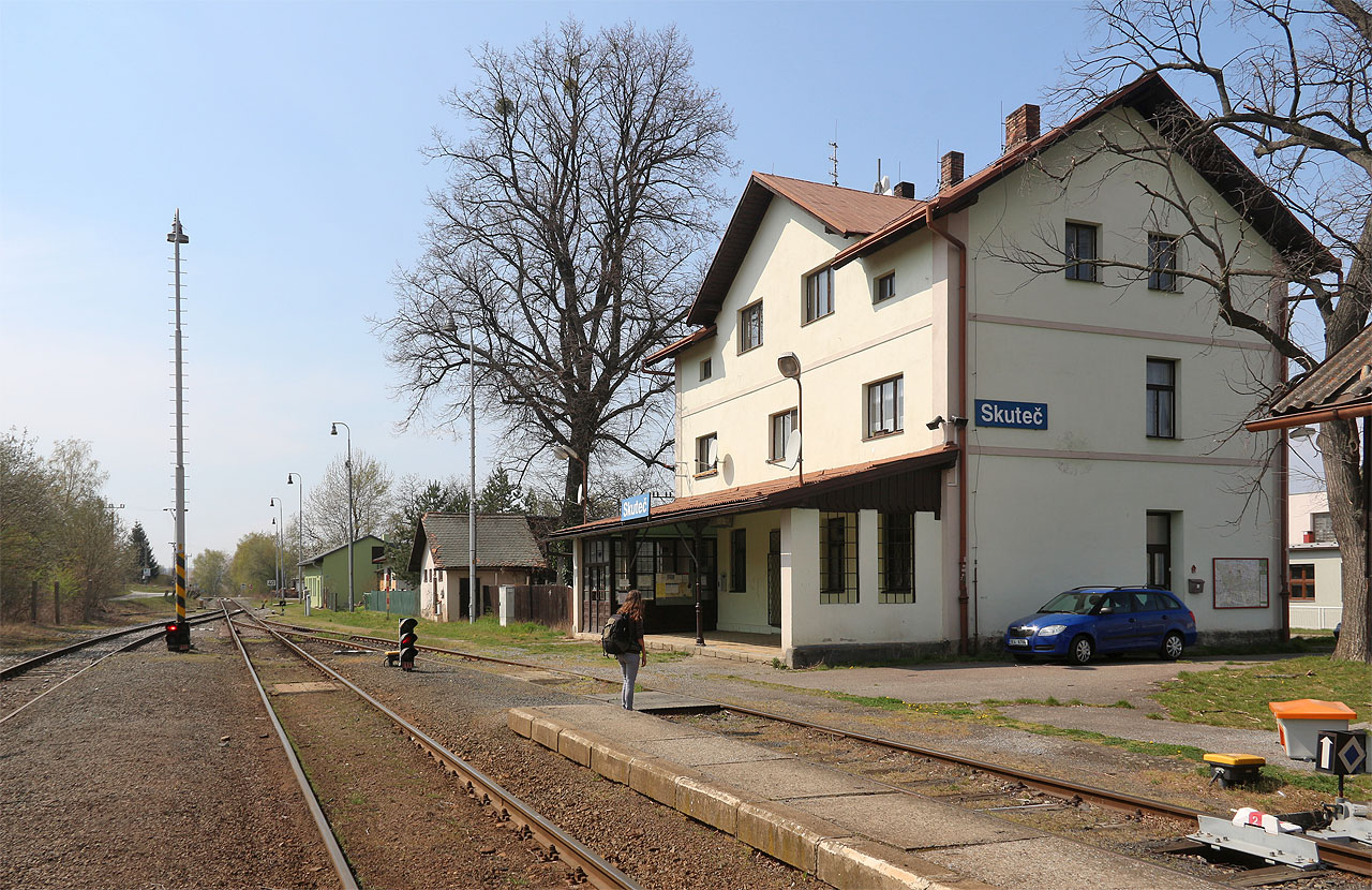 Výpravní budova stanice Skuteč na Velikonoční pondělí roku 2020. Výpravní budova stanice Skuteč na Velikonoční pondělí roku 2020.