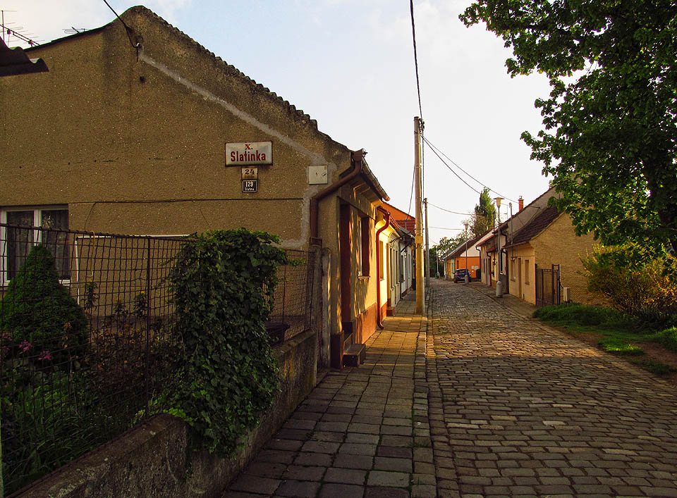 Příchod do Slatinky od železničního přejezdu (jednoho z posledních v Brně) vypadá malebně.