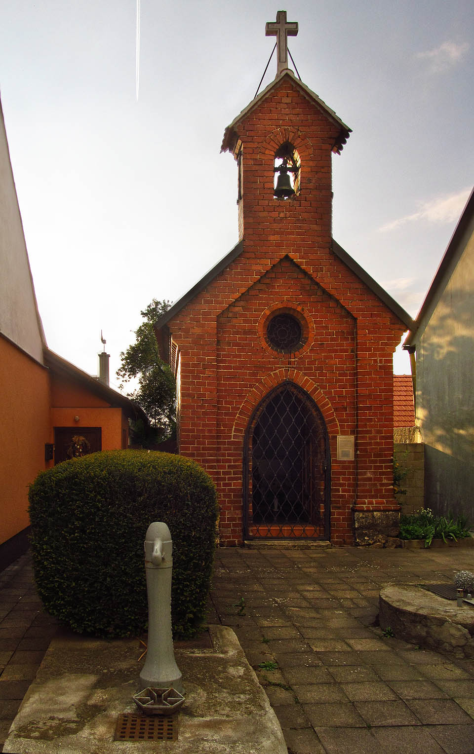 V kapličce z roku 1911 dlí Panna Maria Tuřanská.