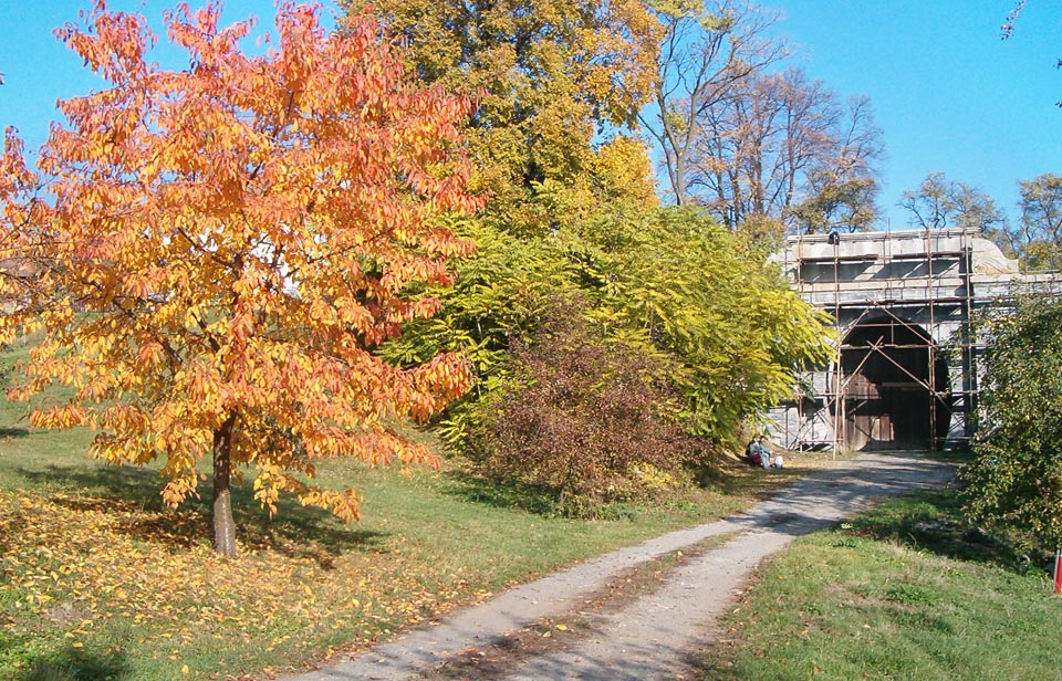 Příprava rekonstrukce západního portálu Slavíčského tunelu na podzim roku 2005. Příprava rekonstrukce západního portálu Slavíčského tunelu na podzim roku 2005.