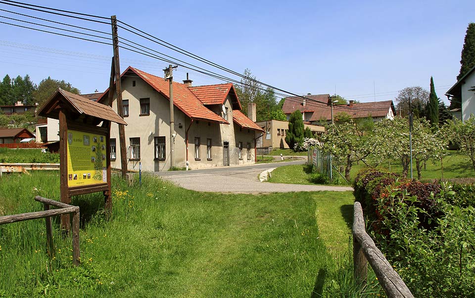 Příchod do Slavoňova z Klopotovského údolí ve směru od Nového Města nad Metují.