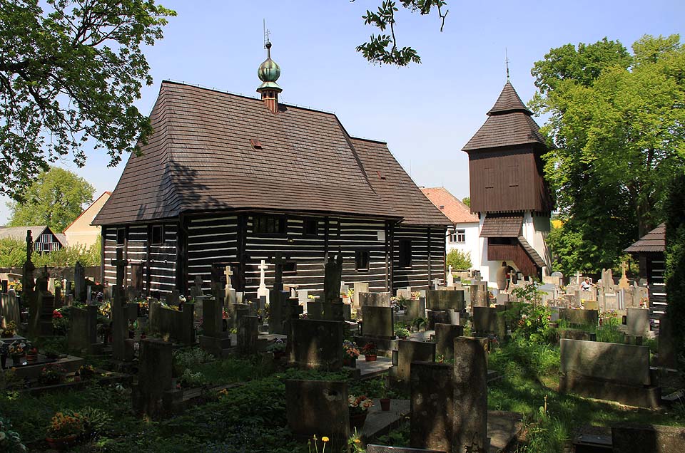 Hřbitov a kostel sv. Jana Křtitele ve Slavoňově.