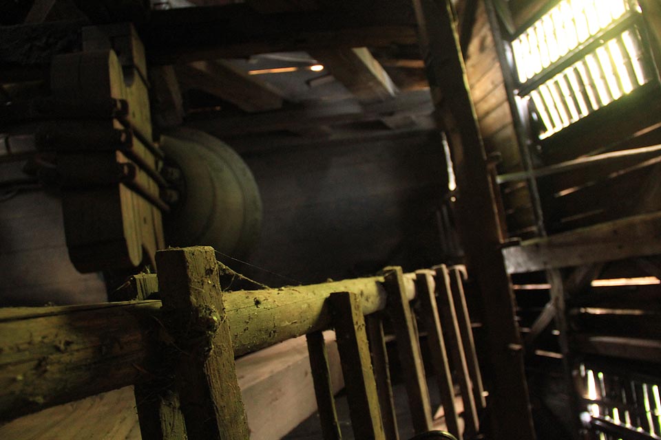 Pohled na jeden ze tří zvonů z krovů samostatně stojící zvonice.