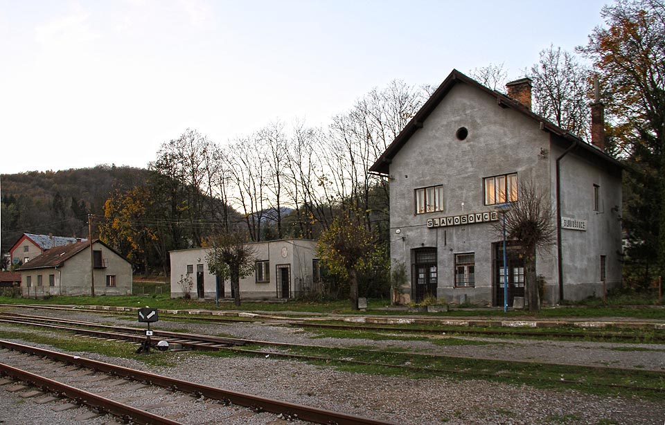 Staniční budova ve Slavošovcích za soumraku.