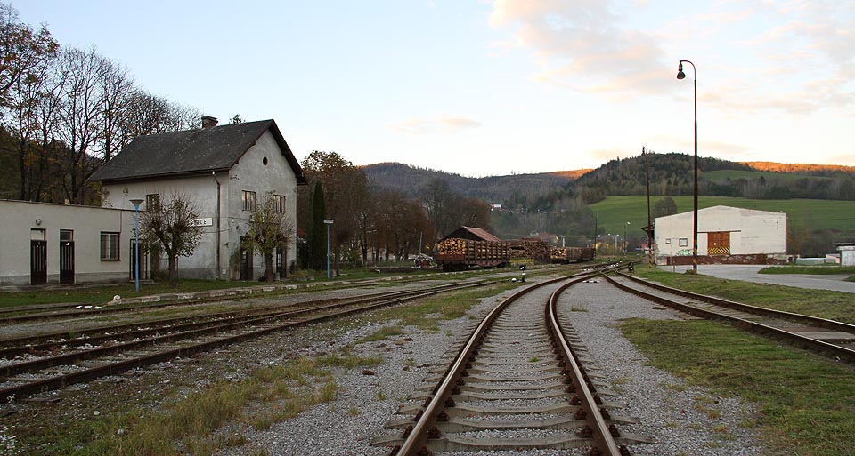 Samotná stanice je menší než kolejiště přilehlé vlečky do papírny.