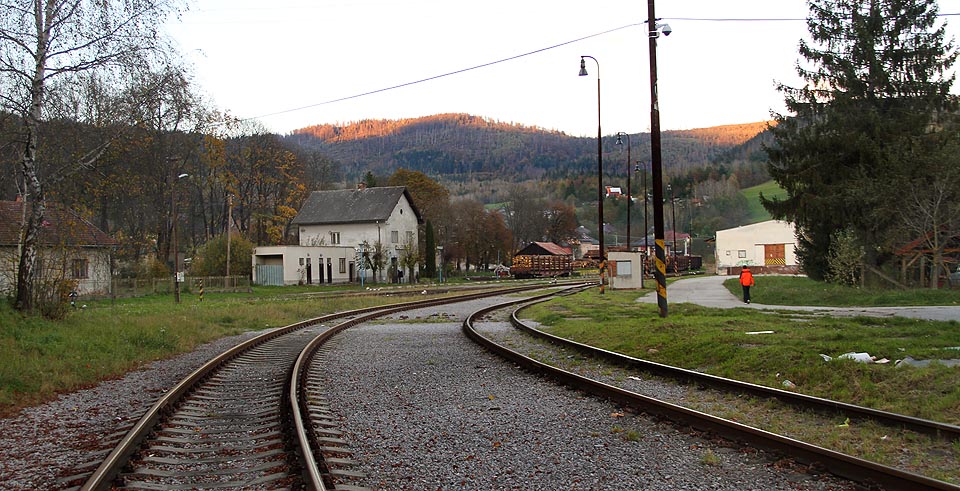 Stanice Slavošovce nedaleko obří papírny v horách.