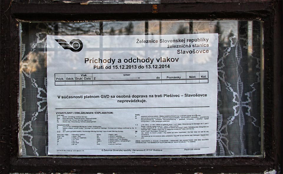 Stanice Slavošovce nedaleko obří papírny v horách.