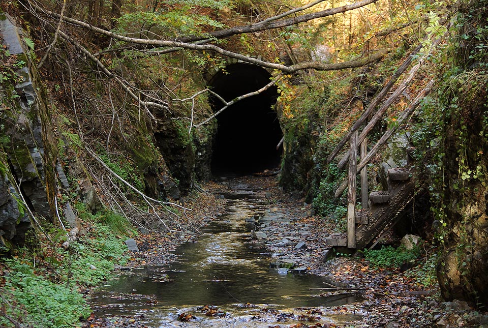 Zářezem za tunelem vedla jen stavební drážka a na plný profil nebyl nikdy vyražen, stejně jako neexistoval jihozápadní portál tunelu.