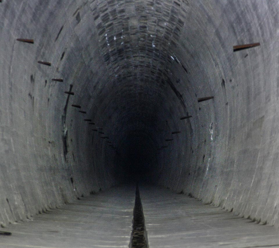 Najdeme tu ale i přímé úseky, na jejichž konec nedosvítíme.