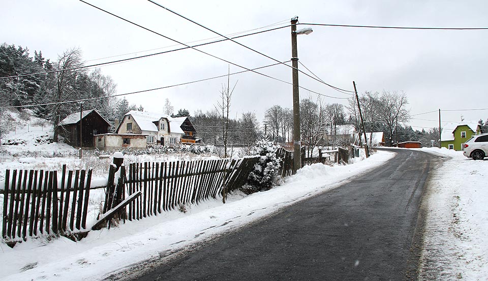 Zástavba obce Smolné Pece je roztroušena po okolí horského sedýlka.