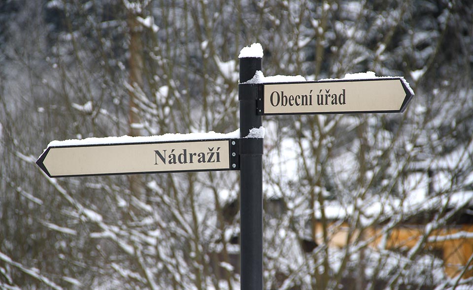 Nádraží se nachází na katastru sousedního města Nová Role.