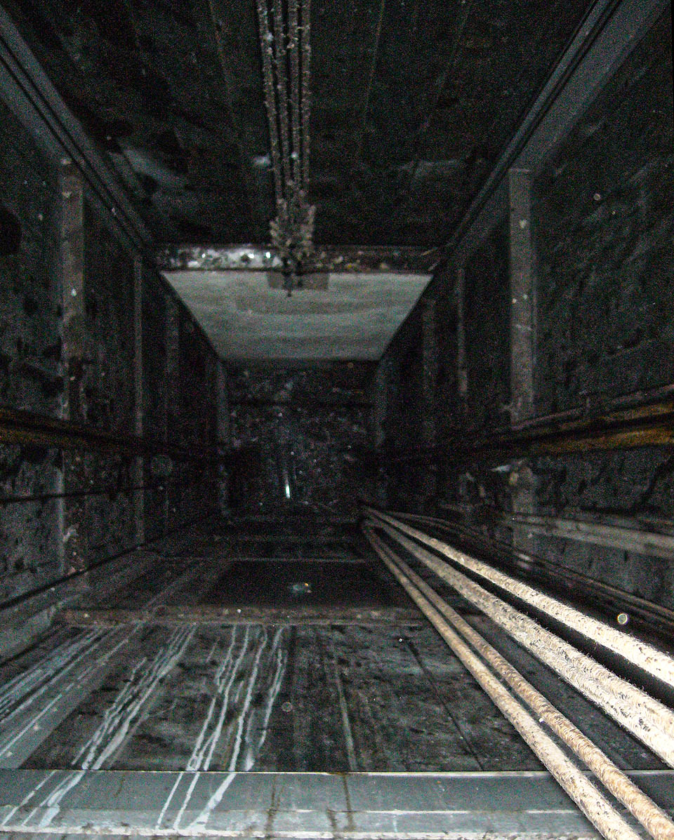 …a vlastní výtahová šachta.