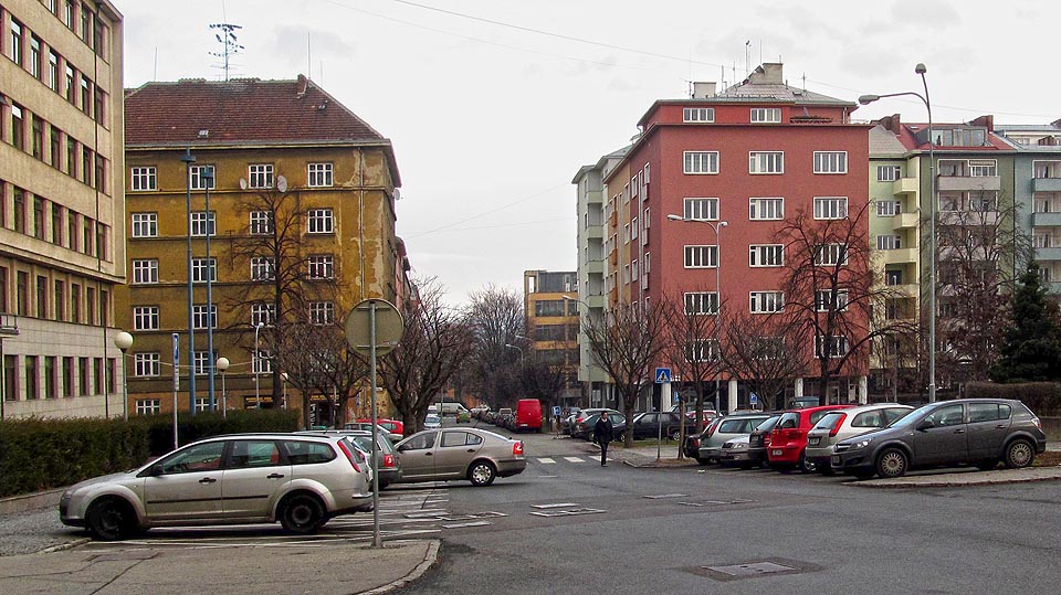 Pohled shora ulicí Bayerovou na konci roku 2011. Budova Snahy doposud tvoří dominantu dolní části ulice.