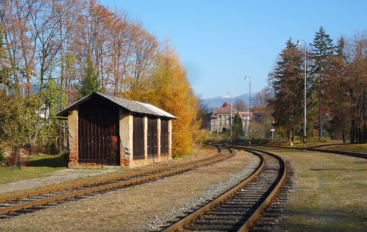 Pravděpodobně bývalá remíza pro malou lokomotivu v severovýchodním cípu stanice zachycená v roce 2009.