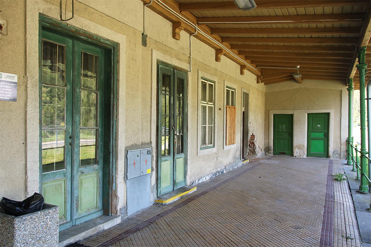 Prostor prvního, krytého, nástupiště si zachoval poměrně dost z originálního vzhledu stanice. Štanovská (/nebo podobná) dlažba i dveře slouží pravděpodobně již ve 3. století.