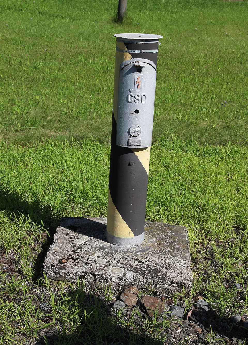 Historických reliktů je na nádraží v Sobotíně více. Například pahýly lamp zde zřejmě nezůstaly jen proto, abychom mohli obdivovat logo ČSD, nicméně pravý důvod nám zůstává utajen.