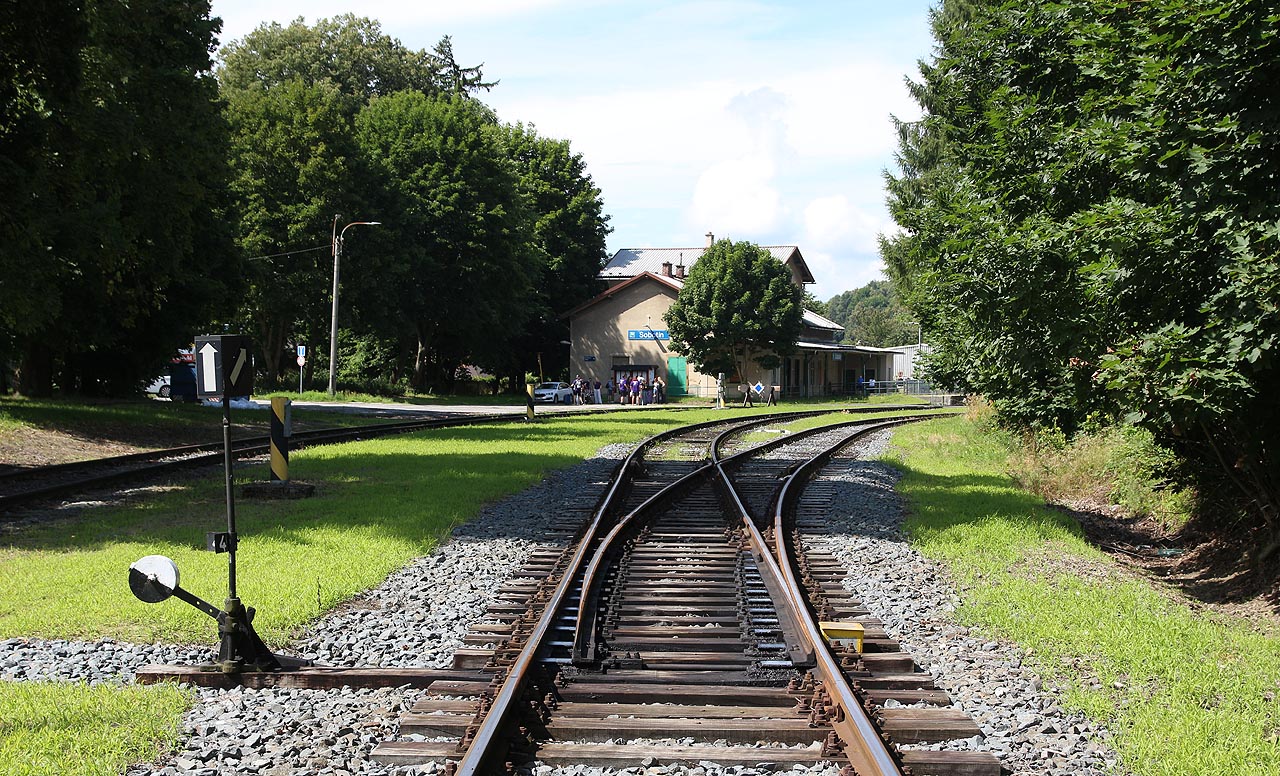 Pohled na stanici Sobotín od kusé koleje na jejím severovýchodním konci.