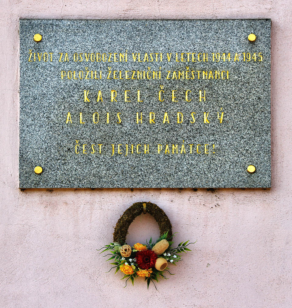 Život za osvobození vlasti v letech 1944 a 1945 položili železniční zaměstnanci Karel Čech, Alois Hradský. Čest jejich památce!