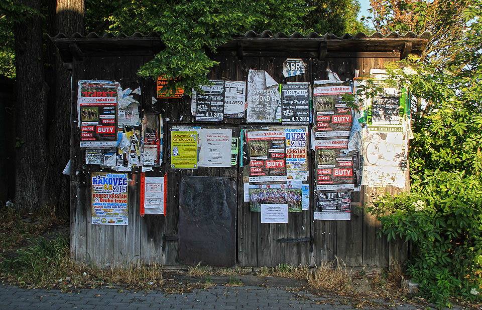 Dřevěná bouda na kraji nástupiště slouží k výlepu plakátů snad již sto let.