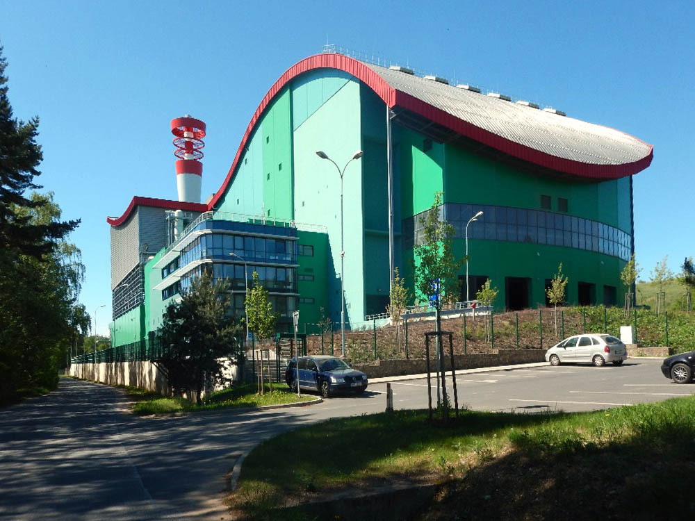 Svým architektonickým řešením a vzhledem nedělá spalovna v Chotíkově rozhodně ostudu. Dominantní střecha ve tvaru vlny a neotřelý komín připomínající pochodeň jsou skvosty mezi českými průmyslovými stavbami.