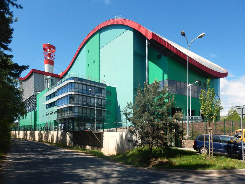 Zásluhou zlínského Centroprojektu, který se projektování průmyslových staveb věnuje již téměř století, jsou pohledné nejen technické části stavby, ale také administrativní prosklená přístavba. Zhodnotit její užitné kvality však musí zaměstnanci spalovny.