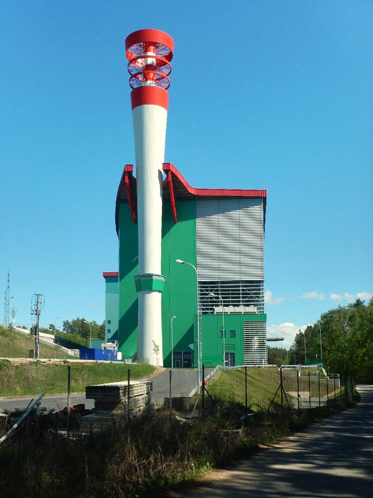 Podle komínu by snad někdo mohl plzeňskou spalovnu v Chotíkově považovat spíš za olympijský stadion. Červená barva evokuje hlavu hořící pochodně, věříme však, že ze spalovny běžně plameny nešlehají.