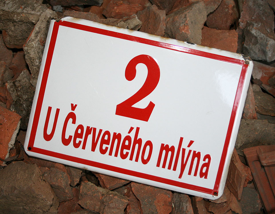V průběhu demolice utrpěla i původní smaltovaná cedulka s orientačním číslem. Jediná na celé ulici. Dnes už jsou na moderních domech cedulky nové.