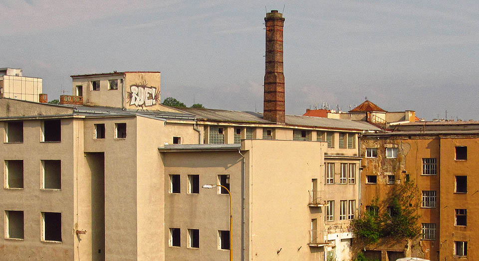 Částečně skyrtou dominantou areálu byl hranolový cihlový komín, který stejně jako všechny vyšší stavby zmizel z povrchu zemského v roce 2015.