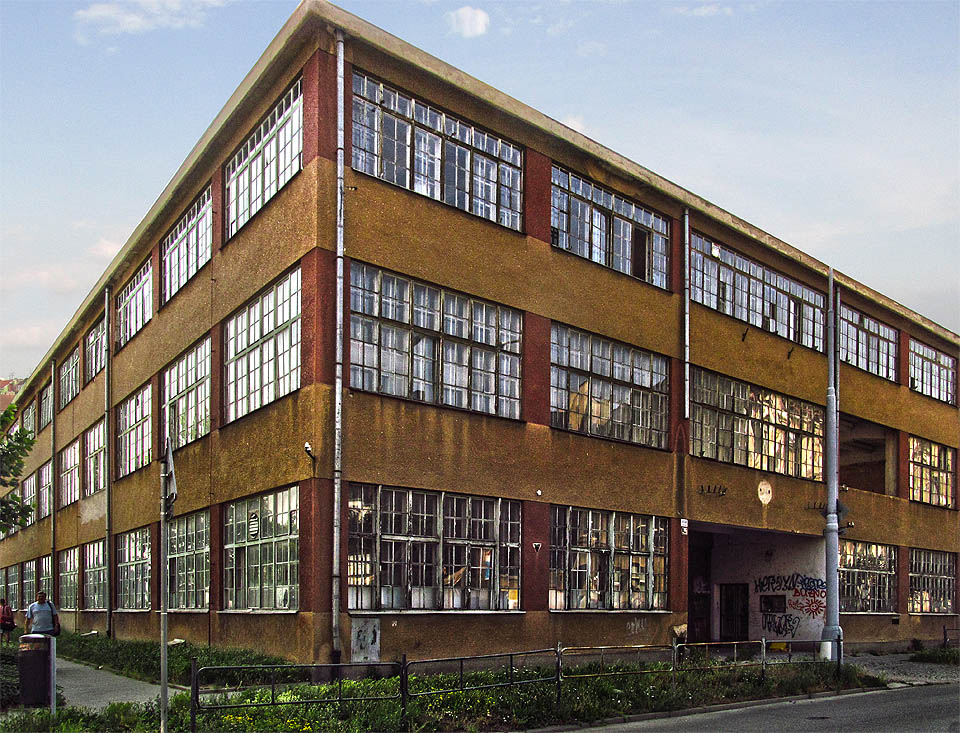 Nejzajímavější a architektonicky nejcennější budova původní nábytkářské továrny na nároží ulic Poděbradovy a U Červeného mlýna je již pouze vzpomínkou. její zachování a oprava byly majitelem opakovaně přislíbeny a posléze nedodrženy.