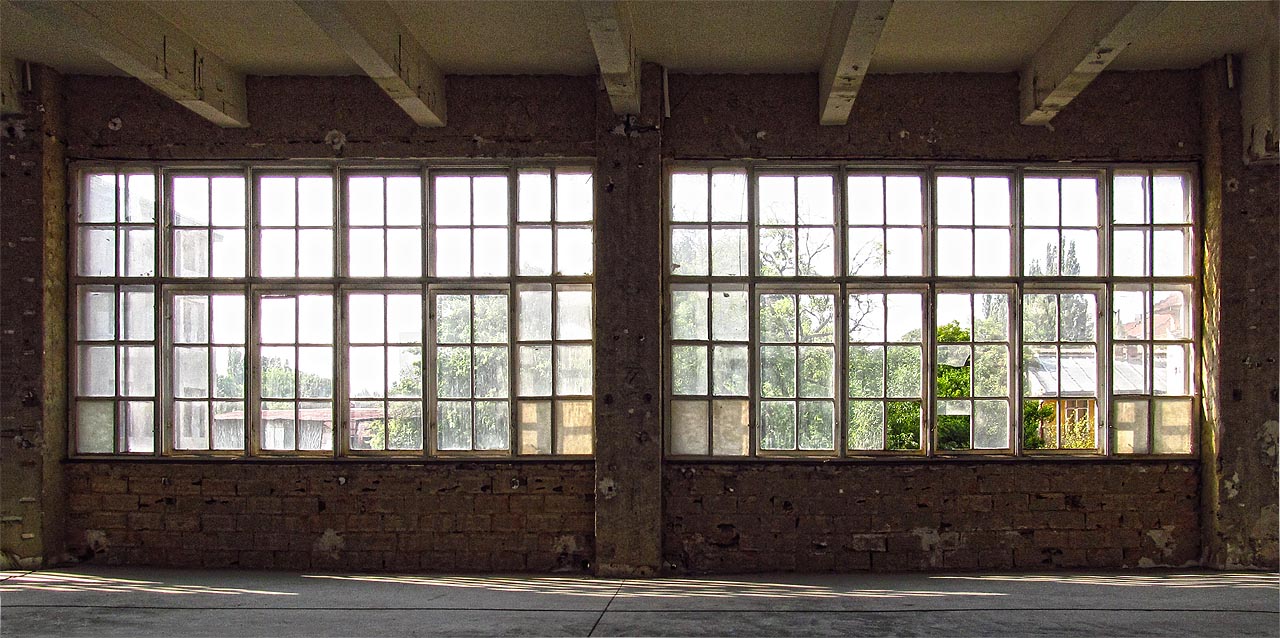 Rekonstrukce okázale pojatých tabulkových oken by byla náročná a drahá. Takové věci se dnes příliš nenosí, a proto je nahradila moderní velkoplošná okna s trojitým sklem.