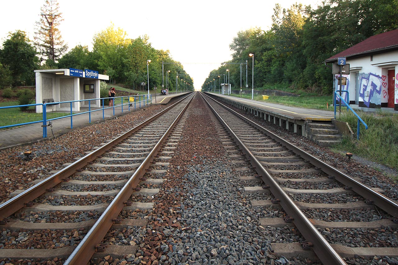 Pohled na zastávku Spytihněv od severovýchodu k jihozápadu, vpodvečer posledního červencového dne roku 2018.