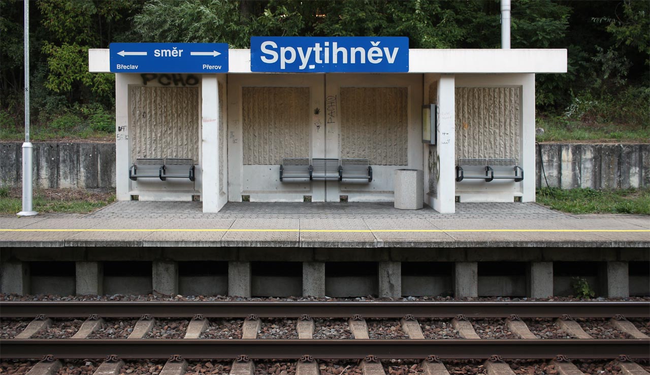 Robustní přístřešek zastávky Spytihněv nahradil starší a romantičtější čekárnu.