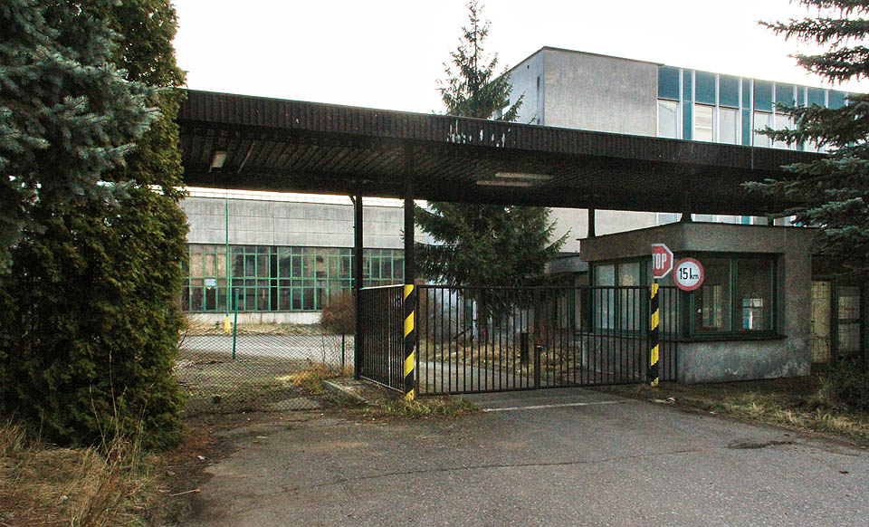 Za chladného rána, ještě před východem slunce, se lze opatrně protáhnout branou do zpustlého areálu stáčírny Ida.