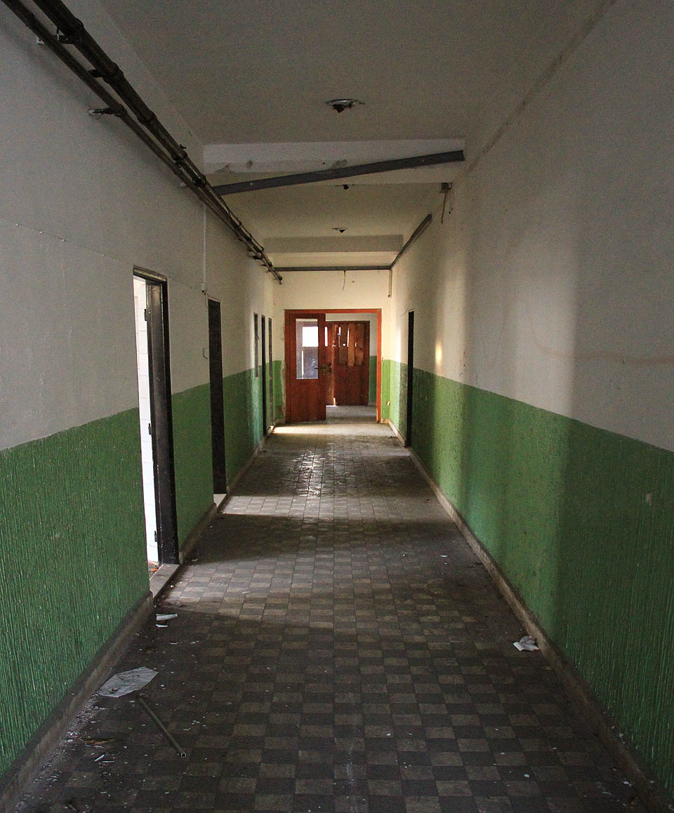 Administrativní budova je od roku 2001 prázdná.