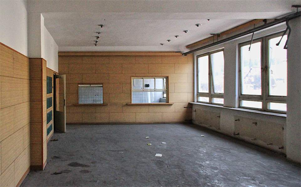 V jídelně se dneska nevaří, dokonce si někdo odnesl i radiátory zpod oken.